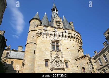 Tür oder Tor Porte Cailhau ist eine wunderschöne gotische Architektur aus dem 15. Jahrhundert. Es ist sowohl ein Verteidigungstor als auch ein Triumphbogen. Bordeaux, Frankreich. Stockfoto