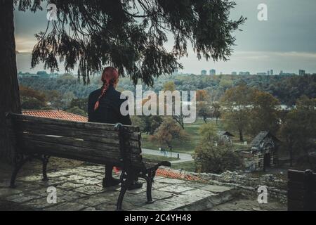 Frau auf der Bank Blick von der Festung Kalemegdan, Belgrad Stockfoto