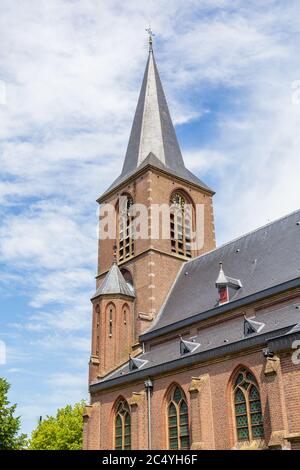 Turm der protestantischen gotischen Kirche des kleinen holländischen Dorfes Rechteren in Overijssel, Niederlande, Europa Stockfoto