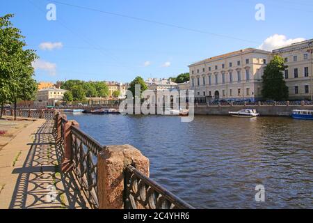 Fußgängerweg entlang des Kanals mit historischen Gebäuden am Fluss Fontanka, St. Petersburg, Russland. Stockfoto
