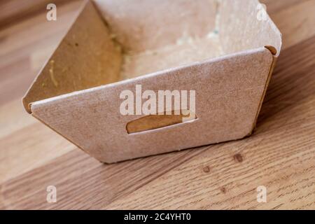 Kleine Kartonschachtel mit Etikett, um Text zu platzieren, leer und Platz zum Kopieren. Stockfoto