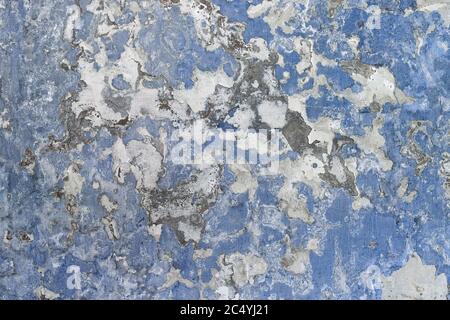 Alte blaue und weiße Wandstruktur. Textur der alten abgenutzten Wand mit mehreren Schichten weißer und blauer Farbe. Stockfoto