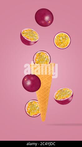 Flache Lage der Frucht in Eis-Kegel mit voller Tiefenschärfe Stockfoto