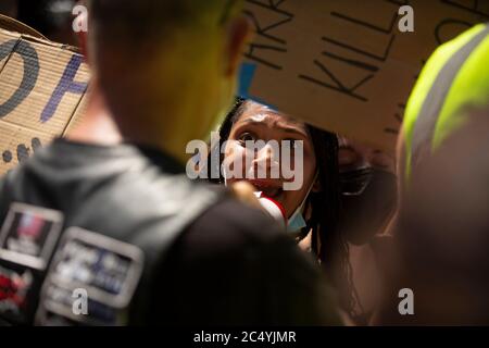 27. Juni 2020: Ein Gegenprotesser schreit und argumentiert mit einem Mann, der kam, um die Strafverfolgung vor dem Governors Mansion in St. Paul, Minnesota zu unterstützen. Befürworter der Strafverfolgung kamen, um ihre Meinung und Unterstützung für die Polizei im ganzen Land zu äußern. Sie wurden mit Gegenprotestierenden getroffen und waren am 27. Juni 2020 in einer weitaus unterzahlenmäßig. (Bild: © Chris JuhnZUMA Wire) Stockfoto