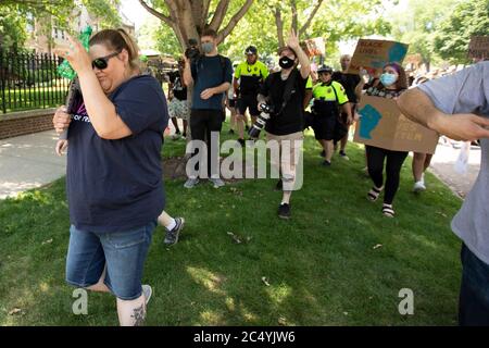 27. Juni 2020: Nachdem sie sich in eine Art Streit verwickelt haben, wird eine Frau von Konterprotessanten aus der Kundgebung gejagt. Befürworter der Strafverfolgung kamen, um ihre Meinung und Unterstützung für die Polizei im ganzen Land zu äußern. Sie wurden mit Gegenprotestierenden getroffen und wurden vor dem Gouverneurshaus in St. Paul, Minnesota am 27. Juni 2020 in beträchtlichem Ausmaß übertroffen. (Bild: © Chris JuhnZUMA Wire) Stockfoto