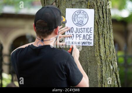 27. Juni 2020: Ein Mann heftelt ein Zeichen, das Gerechtigkeit für George Floyd fordert, der von Minneapolis Polizei vor dem Gouverneurshaus in St. Paul, Minnesota getötet wurde, nachdem Gegenprotestierende einer Kundgebung, die Strafverfolgung unterstützt, die letzte verbleibende Gruppe waren und die Polizei am 26. Juni 2020 verlassen hatte. (Bild: © Chris JuhnZUMA Wire) Stockfoto