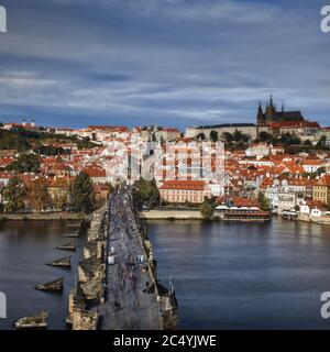 Pargue , Blick auf den Lesser-Brücke Turm der Karlsbrücke (Karluv Most) und Prager Burg, Tschechische Republik. Touristen auf der Karlsbrücke. Stockfoto