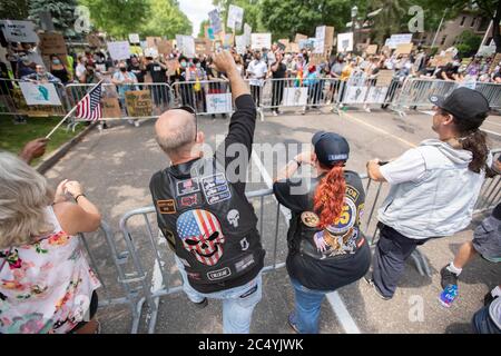27. Juni 2020: Starrend in eine Menge Gegenprotestierer, Bürger, die kamen, um Polizeiwachen zu unterstützen, während die gegenüberliegende Seite schreit und sie vor dem Gouverneurshaus in St. Paul, Minnesota verhöhnt. Unterstützer der Polizei, die kamen, um ihre Meinung und Unterstützung zu äußern. Sie wurden mit Gegenprotestierenden getroffen und waren am 27. Juni 2020 in einer weitaus unterzahlenmäßig. (Bild: © Chris JuhnZUMA Wire) Stockfoto