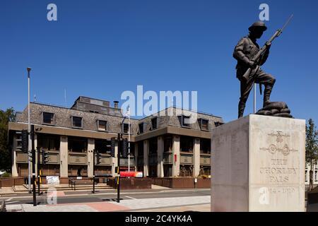 Chorley Stadtzentrum in lancashire Civic Büros, Union Street Chorley Council Büros und Frosty Statue Pals Memorial WW1 Soldat Stockfoto