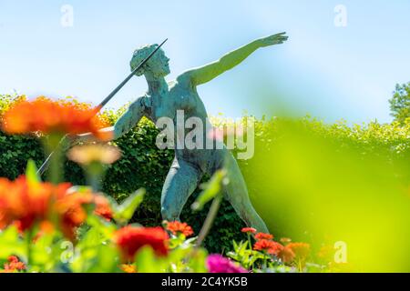 Der Grugapark, Essen, Botanischer Garten, Park für Freizeit und Erholung, Kunstwerk Javelin Werfer 1937, in Lindenrund, NRW, Deutschland Stockfoto