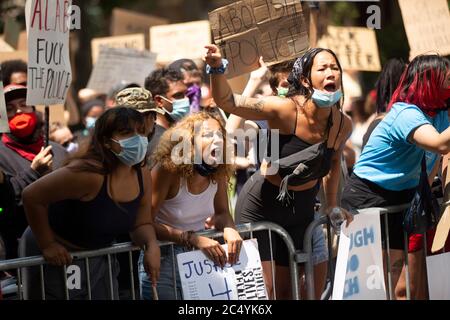 27. Juni 2020: Gegenprotestierer schreien und schreien an den Leuten der gegnerischen Gruppe vor dem Gouverneurshaus in St. Paul, Minnesota. Befürworter der Strafverfolgung kamen, um ihre Meinung und Unterstützung für die Polizei im ganzen Land zu äußern. Sie wurden mit Gegenprotestierenden getroffen und waren am 27. Juni 2020 in einer weitaus unterzahlenmäßig. (Bild: © Chris JuhnZUMA Wire) Stockfoto