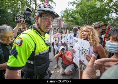27. Juni 2020: St. Paul Polizeibeamter J. Bain Gespräche mit Gegenprotestierenden, um zu versuchen, sie zu ihrer Seite der Barriere i vor dem Gouverneurshaus in St. Paul, Minnesota während eines Protests zu gehen, um Polizei mit Gegenprotestierenden zu unterstützen, die am 27. Juni 2020 teilnahmen. (Bild: © Chris JuhnZUMA Wire) Stockfoto
