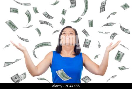 Portrait of Happy Woman feiert Erfolg unter einem Geld Regen fällt Dollar Scheine Banknoten auf weißem Hintergrund Stockfoto