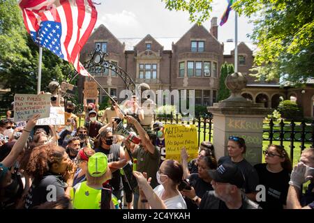 27. Juni 2020: Mit weniger als etwa 10 Menschen, die Anhänger der Strafverfolgung sind von Kontraportern umgeben, wie sie verspottet werden, vor dem Gouverneurshaus in St. Paul, Minnesota zu verlassen. Befürworter der Strafverfolgung kamen, um ihre Meinung und Unterstützung für die Polizei im ganzen Land zu äußern. Sie wurden mit Gegenprotestierenden getroffen und waren am 27. Juni 2020 in einer weitaus unterzahlenmäßig. (Bild: © Chris JuhnZUMA Wire) Stockfoto