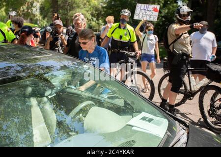 27. Juni 2020: Eine Frauen beschuldigt, einen Gegenprotegern zu ersticken, betritt ihr Fahrzeug, nachdem sie aus einer Kundgebung vor dem Gouverneurshaus in St. Paul, Minnesota, gejagt wurde. Befürworter der Strafverfolgung kamen, um ihre Meinung und Unterstützung für die Polizei im ganzen Land zu äußern. Sie wurden mit Gegenprotestierenden getroffen und waren am 27. Juni 2020 in einer weitaus unterzahlenmäßig. (Bild: © Chris JuhnZUMA Wire) Stockfoto