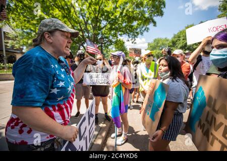 27. Juni 2020: Eine Frau schreit in Frustration, nachdem ihre Ideen ''rassistisch'' durch Gegenprotestierer vor dem Gouverneurshaus in St. Paul, Minnesota genannt wurden. Befürworter der Strafverfolgung kamen, um ihre Meinung und Unterstützung für die Polizei im ganzen Land zu äußern. Sie wurden mit Gegenprotestierenden getroffen und waren am 27. Juni 2020 in einer weitaus unterzahlenmäßig. (Bild: © Chris JuhnZUMA Wire) Stockfoto