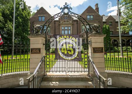 27. Juni 2020: Anhänger der Polizei hing ein Banner zur Unterstützung von Präsident Trump auf dem Zaun des Gouverneure Mansion in St. Paul, Minnesota. Unterstützer der Polizei, die kamen, um ihre Meinung und Unterstützung zu äußern. Sie wurden mit Gegenprotestierenden getroffen und waren in der weitaus unterzähligen Zahl. (Bild: © Chris JuhnZUMA Wire) Stockfoto