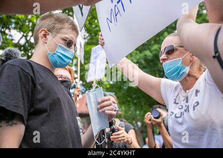 27. Juni 2020: Ein Unterstützer der Polizei und Gegenprotegter sprechen hin und her über Ideen und Meinungen vor dem Gouverneurshaus in St. Paul, Minnesota. Unterstützer der Polizei, die kamen, um ihre Meinung und Unterstützung zu äußern. Sie wurden mit Gegenprotestierenden getroffen und waren am 27. Juni 2020 in einer weitaus unterzahlenmäßig. (Bild: © Chris JuhnZUMA Wire) Stockfoto