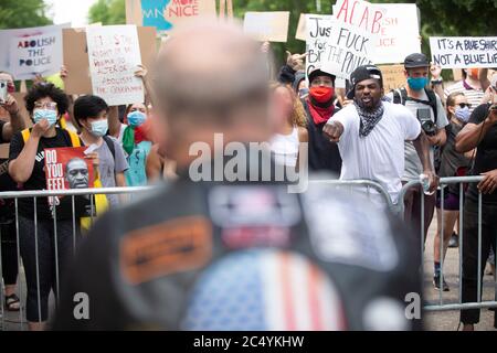 27. Juni 2020: Starrend in eine Menge von Gegenprotestierenden, ein Mann, der kam, um Polizeiwachen zu unterstützen, als die gegenüberliegende Seite schreien ihn an und geben ihm den Mittelfinger vor dem Gouverneurshaus in St. Paul, Minnesota. Unterstützer der Polizei, die kamen, um ihre Meinung und Unterstützung zu äußern. Sie wurden mit Gegenprotestierenden getroffen und waren am 27. Juni 2020 in einer weitaus unterzahlenmäßig. (Bild: © Chris JuhnZUMA Wire) Stockfoto