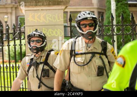27. Juni 2020: Offiziere der Sheriffs-Abteilung starren in eine Menge von Unterstützern der Polizei und Gegenprotestierenden, während sie Wache vor dem Gouverneurshaus in St. Paul, Minneosta, stehen. Unterstützer der Polizei, die kamen, um ihre Meinung und Unterstützung zu äußern. Sie wurden mit Gegenprotestierenden getroffen und waren am 27. Juni 2020 in beträchtlichem Ausmaß übernummeriert. (Bild: © Chris JuhnZUMA Wire) Stockfoto