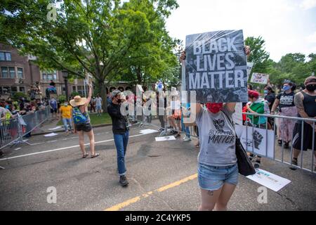 27. Juni 2020: Demonstranten nehmen das Zentrum zwischen Barrikaden, die um den Raum um gegnerische Gruppen vor dem Gouverneurshaus in St. Paul, Minnesota, zu kümmern. Befürworter der Strafverfolgung kamen, um ihre Meinung und Unterstützung für die Polizei im ganzen Land zu äußern. Sie wurden mit Gegenprotestierenden getroffen und waren am 27. Juni 2020 in einer weitaus unterzahlenmäßig. (Bild: © Chris JuhnZUMA Wire) Stockfoto