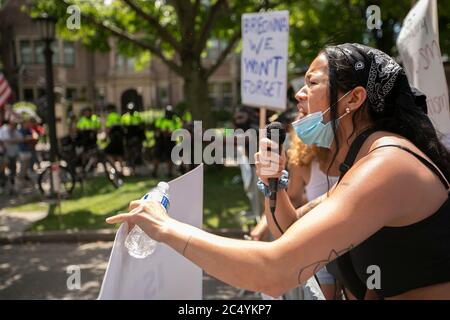 27. Juni 2020: Ein Gegenprotester schreit an der Oppositionsgruppe in den Hoffnungen, daß sie ihre Meinung vor dem Gouverneurshaus in Str. Paul, Minnesota verschieben würde. Befürworter der Strafverfolgung kamen, um ihre Meinung und Unterstützung für die Polizei im ganzen Land zu äußern. Sie wurden mit Gegenprotestierenden getroffen und waren am 27. Juni 2020 in einer weitaus unterzahlenmäßig. (Bild: © Chris JuhnZUMA Wire) Stockfoto