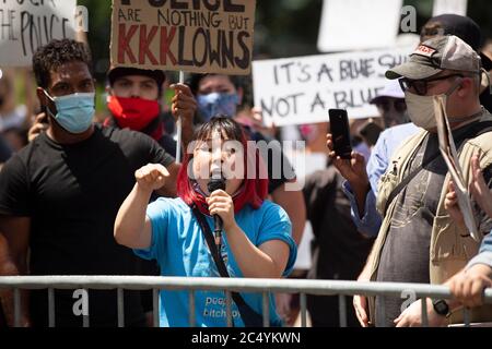 27. Juni 2020: Ein Gegenprotester schreit an der Oppositionsgruppe in den Hoffnungen, daß sie ihre Meinung vor dem Gouverneurshaus in Str. Paul, Minnesota verschieben würde. Befürworter der Strafverfolgung kamen, um ihre Meinung und Unterstützung für die Polizei im ganzen Land zu äußern. Sie wurden mit Gegenprotestierenden getroffen und waren am 27. Juni 2020 in einer weitaus unterzahlenmäßig. (Bild: © Chris JuhnZUMA Wire) Stockfoto