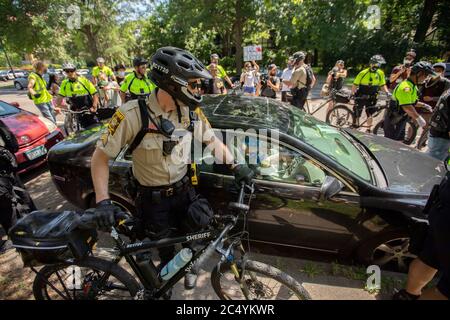 27. Juni 2020: Polizei bilden eine Barriere um das Fahrzeug einer Frauen beschuldigt, einen Gegenproter in St. Paul, Minnesota ersticken. Befürworter der Strafverfolgung kamen, um ihre Meinung und Unterstützung für die Polizei im ganzen Land zu äußern. Sie wurden mit Gegenprotestierenden getroffen und waren am 27. Juni 2020 in einer weitaus unterzahlenmäßig. (Bild: © Chris JuhnZUMA Wire) Stockfoto
