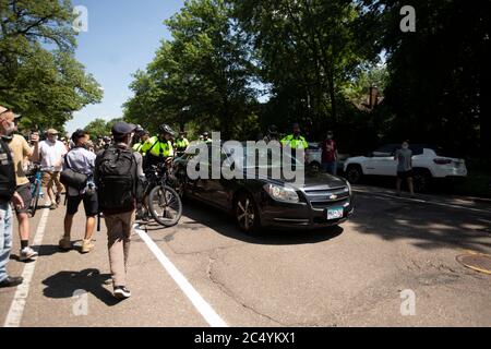 27. Juni 2020: Polizei bilden eine Barriere um das Fahrzeug einer Frau, wie sie weg fährt, die beschuldigt wurde, einen Gegenproter in St. Paul, Minnesota zu ersticken. Befürworter der Strafverfolgung kamen, um ihre Meinung und Unterstützung für die Polizei im ganzen Land zu äußern. Sie wurden mit Gegenprotestierenden getroffen und waren am 27. Juni 2020 in einer weitaus unterzahlenmäßig. (Bild: © Chris JuhnZUMA Wire) Stockfoto