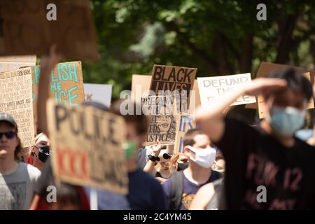 27. Juni 2020: Gegenprotestierer halten oben Zeichen vor dem Gouverneurshaus in Str. Paul, Minnesota. Befürworter der Strafverfolgung kamen, um ihre Meinung und Unterstützung für die Polizei im ganzen Land zu äußern. Sie wurden mit Gegenprotestierenden getroffen und waren am 27. Juni 2020 in einer weitaus unterzahlenmäßig. (Bild: © Chris JuhnZUMA Wire) Stockfoto