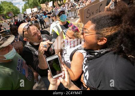 27. Juni 2020: Ein Mann und eine Frau schreien einander vor dem Gouverneurshaus in St. Paul, Minnesota an. Befürworter der Strafverfolgung kamen, um ihre Meinung und Unterstützung für die Polizei im ganzen Land zu äußern. Sie wurden mit Gegenprotestierenden getroffen und waren am 27. Juni 2020 in einer weitaus unterzahlenmäßig. (Bild: © Chris JuhnZUMA Wire) Stockfoto