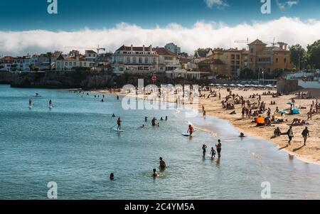 Cascais, Portugal - Sept 29, 2018: Personen, Kajakfahren an der Bucht von Cascais im Sommer mit luxuriösen Yachten im Hintergrund Stockfoto