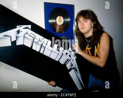 Lars Urlich von Metallica mit dem Logo der Band, entworfen von James Hetfield im Jahr 1996 Stockfoto