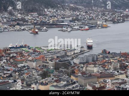 Bergen, Bryggen / Norwegen - 12. Februar 2020: Eine allgemeine Luftaufnahme des norwegischen Stadtzentrums von Bergen / Bryggen und des Hafens auf einem verschneiten Winte Stockfoto