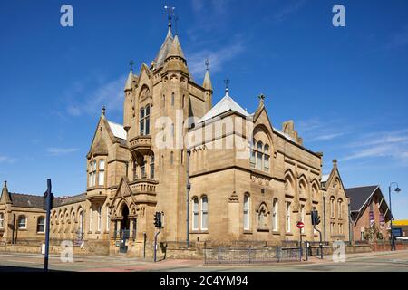 Ashton-under-Lyne Stadtzentrum Tameside Public Library großes gotisches Steindenkmal Gebäude auf der Old Street Stockfoto