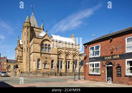 Ashton-under-Lyne Stadtzentrum Tameside Public Library großes gotisches Steingebäude mit Star Inn an der Old Street Stockfoto