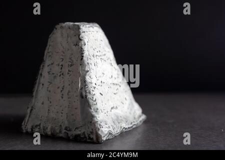 Eine mit Asche bedeckte Käsepyramide der Ziegen Stockfoto