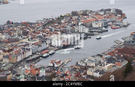 Bergen, Bryggen / Norwegen - 12. Februar 2020: Eine allgemeine Luftaufnahme des norwegischen Stadtzentrums von Bergen / Bryggen und des Hafens auf einem verschneiten Winte Stockfoto