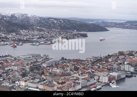 Bergen, Bryggen / Norwegen - 12. Februar 2020: Eine allgemeine Luftaufnahme des norwegischen Stadtzentrums von Bergen / Bryggen und des Hafens auf einem verschneiten Winte Stockfoto