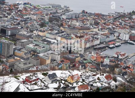 Bergen, Bryggen / Norwegen - 12. Februar 2020: Eine allgemeine Luftaufnahme des norwegischen Stadtzentrums von Bergen / Bryggen und des Hafens auf einem verschneiten Winte Stockfoto