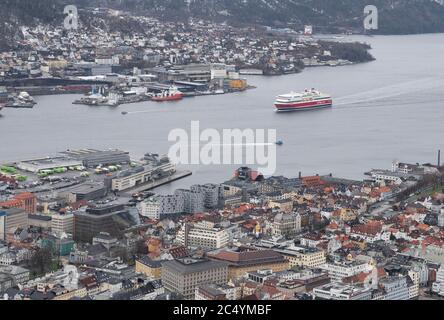 Bergen, Bryggen / Norwegen - 12. Februar 2020: Eine allgemeine Luftaufnahme des norwegischen Stadtzentrums von Bergen / Bryggen und des Hafens auf einem verschneiten Winte Stockfoto