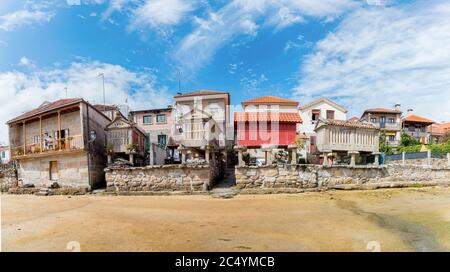 Horreos, traditionelle galizische Kornkammer im Fischerdorf Combarro. Tourismus in Galicien. Die schönsten Plätze in Spanien. Stockfoto