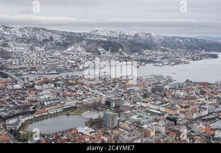 Bergen, Bryggen / Norwegen - 12. Februar 2020: Eine allgemeine Luftaufnahme des norwegischen Stadtzentrums von Bergen / Bryggen und des Hafens auf einem verschneiten Winte Stockfoto