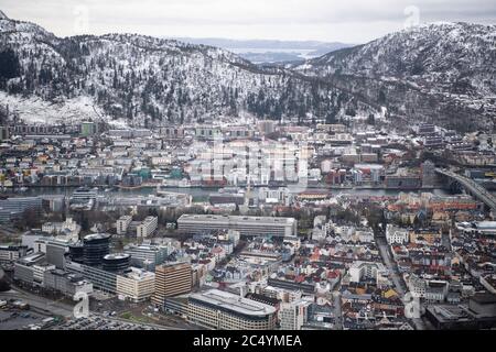 Bergen, Bryggen / Norwegen - 12. Februar 2020: Eine allgemeine Luftaufnahme des norwegischen Stadtzentrums von Bergen / Bryggen und des Hafens auf einem verschneiten Winte Stockfoto