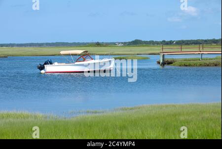 Ein Boot, das in einem Cape Cod Marsh, USA, festgemacht ist Stockfoto