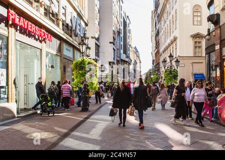 Budapest, Ungarn. Oktober 2019: Touristen und Besucher auf der berühmten Vaci Street, der wichtigsten Einkaufsstraße in Budapest. Stockfoto