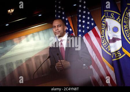 Washington, DC, USA. Juni 2020. Der Vertreter der Vereinigten Staaten, Hakeem Jeffries (Demokrat von New York), spricht am Montag, den 29. Juni 2020, während einer Pressekonferenz im US-Kapitol in Washington, DC. Quelle: Stefani Reynolds/CNP Quelle: dpa/Alamy Live News Stockfoto