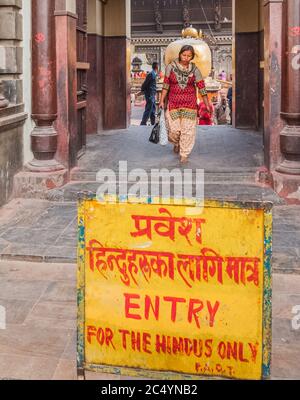 Kathmandu, Nepal - Februar 2016: Eingang zum heiligsten Pashupatinath Hindu Tempel in Kathmandu, Nepal. Nur Hindus sind im Tempel erlaubt. Stockfoto