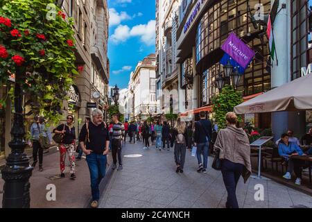 Budapest, Ungarn. Oktober 2019: Touristen und Besucher auf der berühmten Vaci Street, der wichtigsten Einkaufsstraße in Budapest. Stockfoto