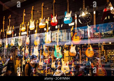 tel Aviv, Israel - 29. Juli 2019. Akustische E-Gitarren hängen in einem modernen Musikgeschäft in einem Schaufenster. Stockfoto